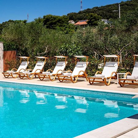 Foric Apartments With Outdoor Heated Pool 라브 외부 사진