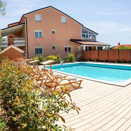 Foric Apartments With Outdoor Heated Pool 라브 외부 사진
