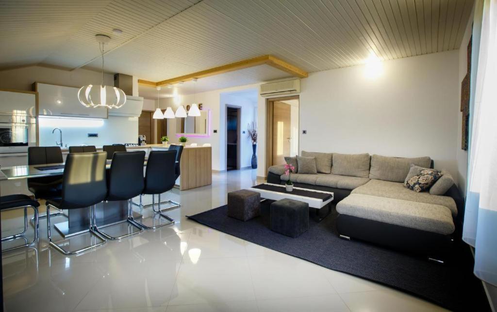 Foric Apartments With Outdoor Heated Pool 라브 외부 사진
