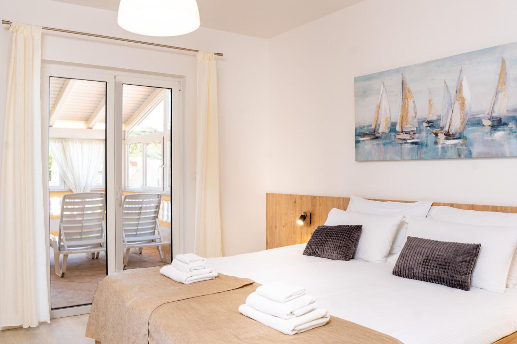 Foric Apartments With Outdoor Heated Pool 라브 외부 사진