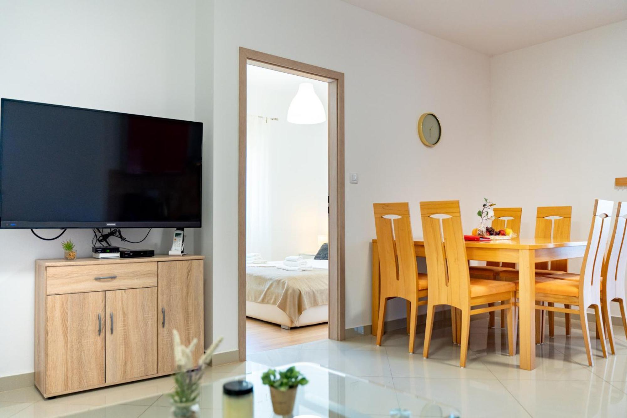 Foric Apartments With Outdoor Heated Pool 라브 외부 사진