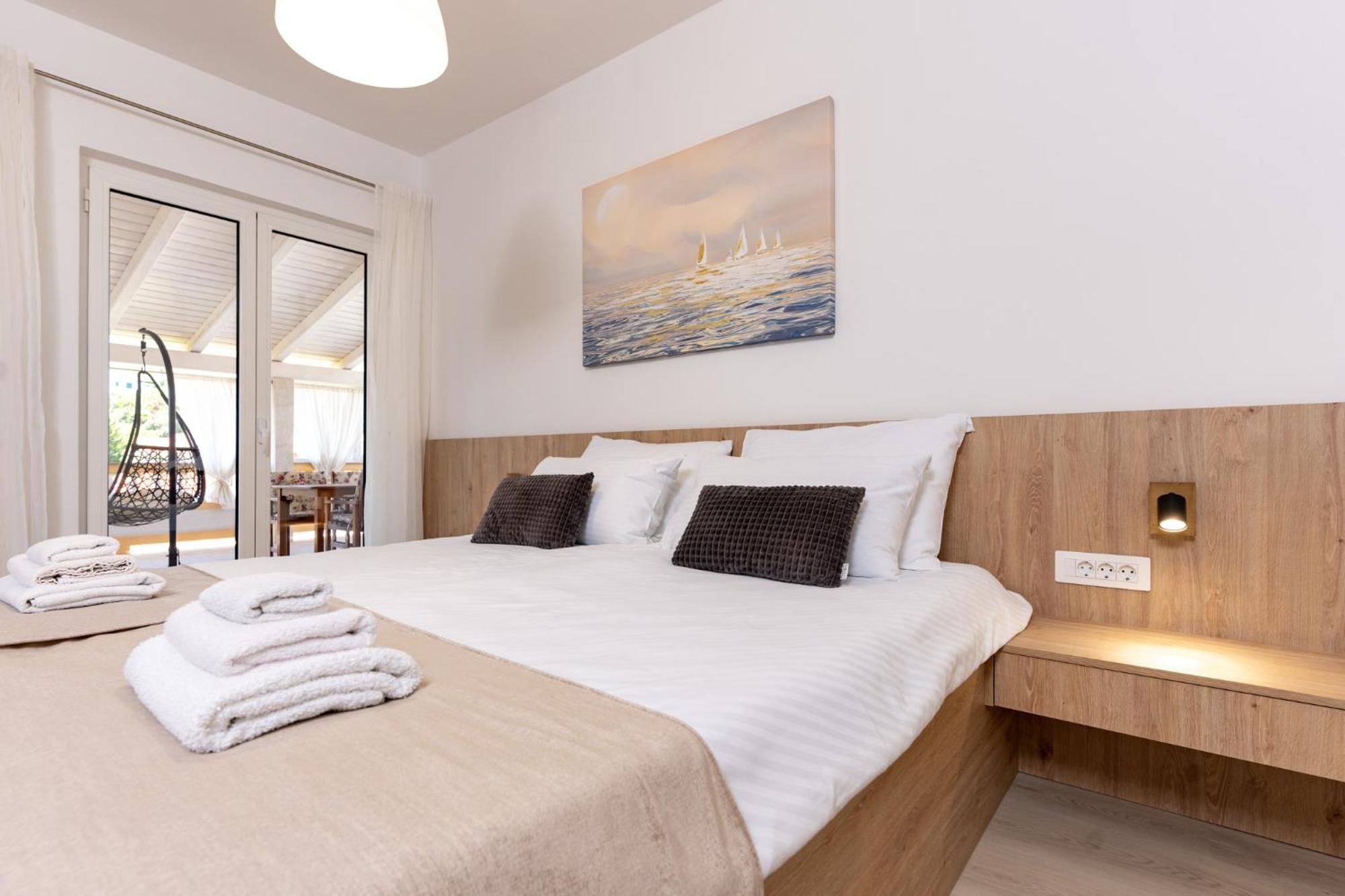 Foric Apartments With Outdoor Heated Pool 라브 외부 사진