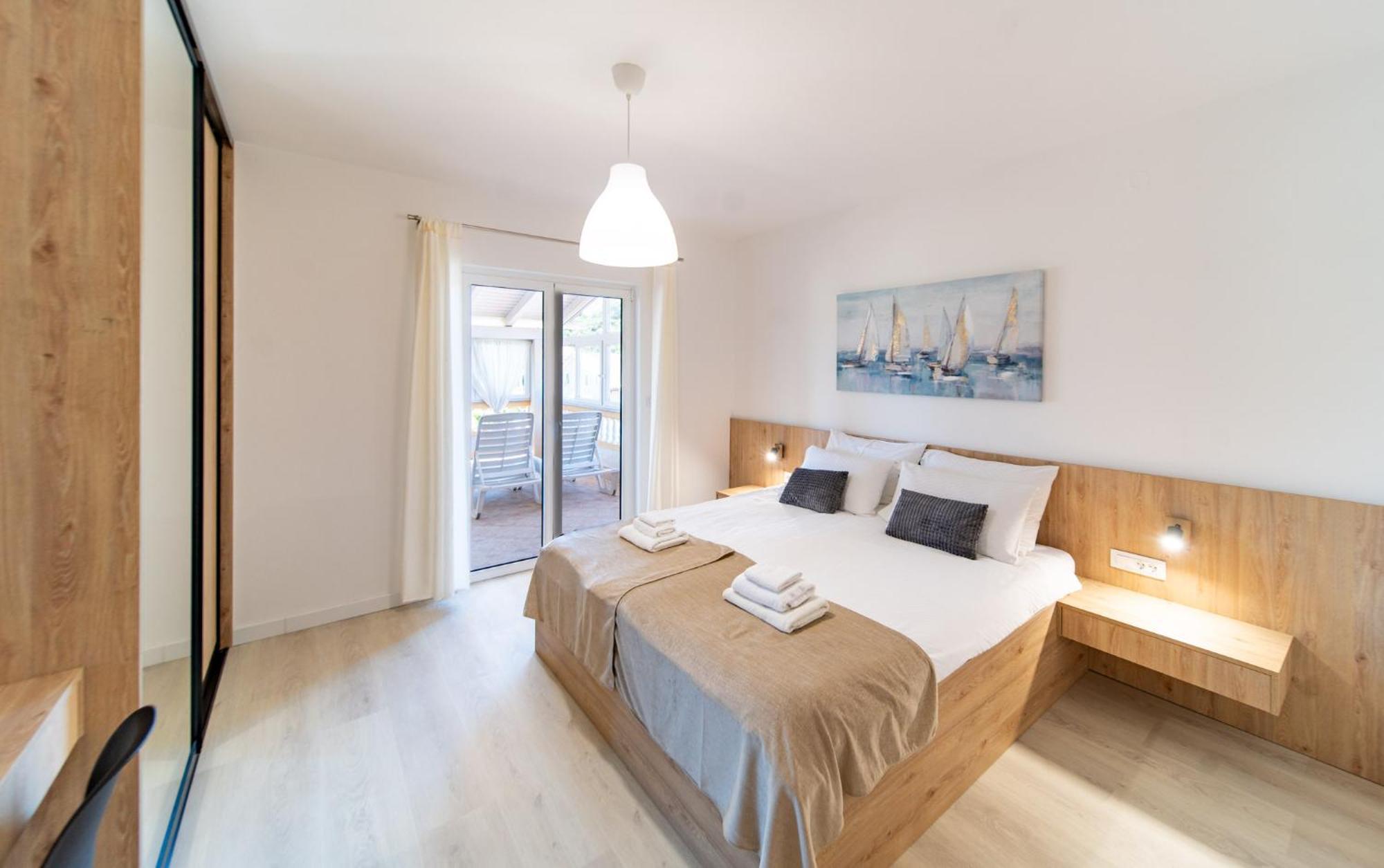 Foric Apartments With Outdoor Heated Pool 라브 외부 사진