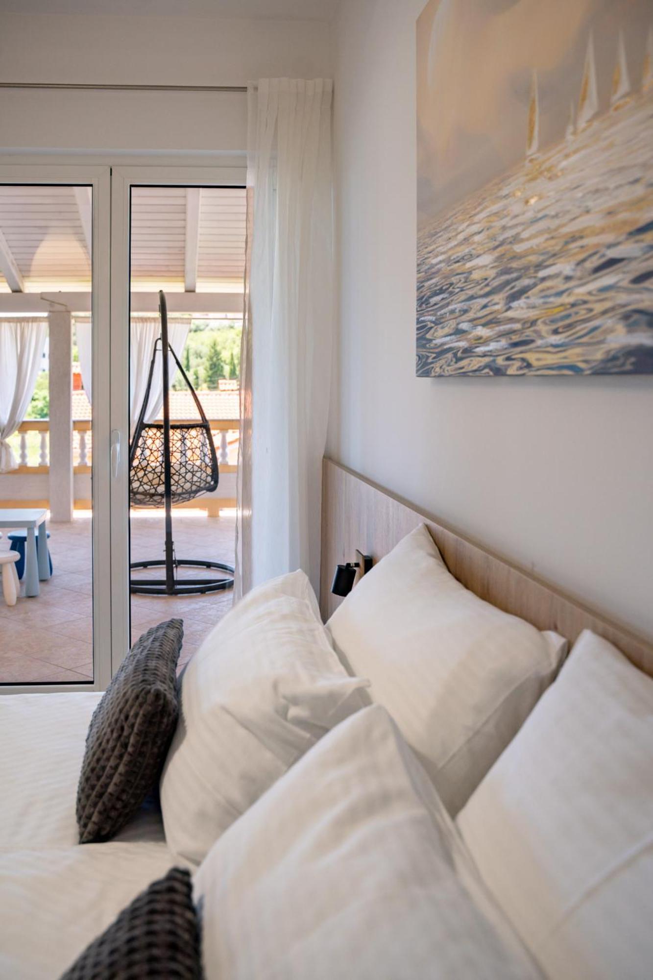 Foric Apartments With Outdoor Heated Pool 라브 외부 사진