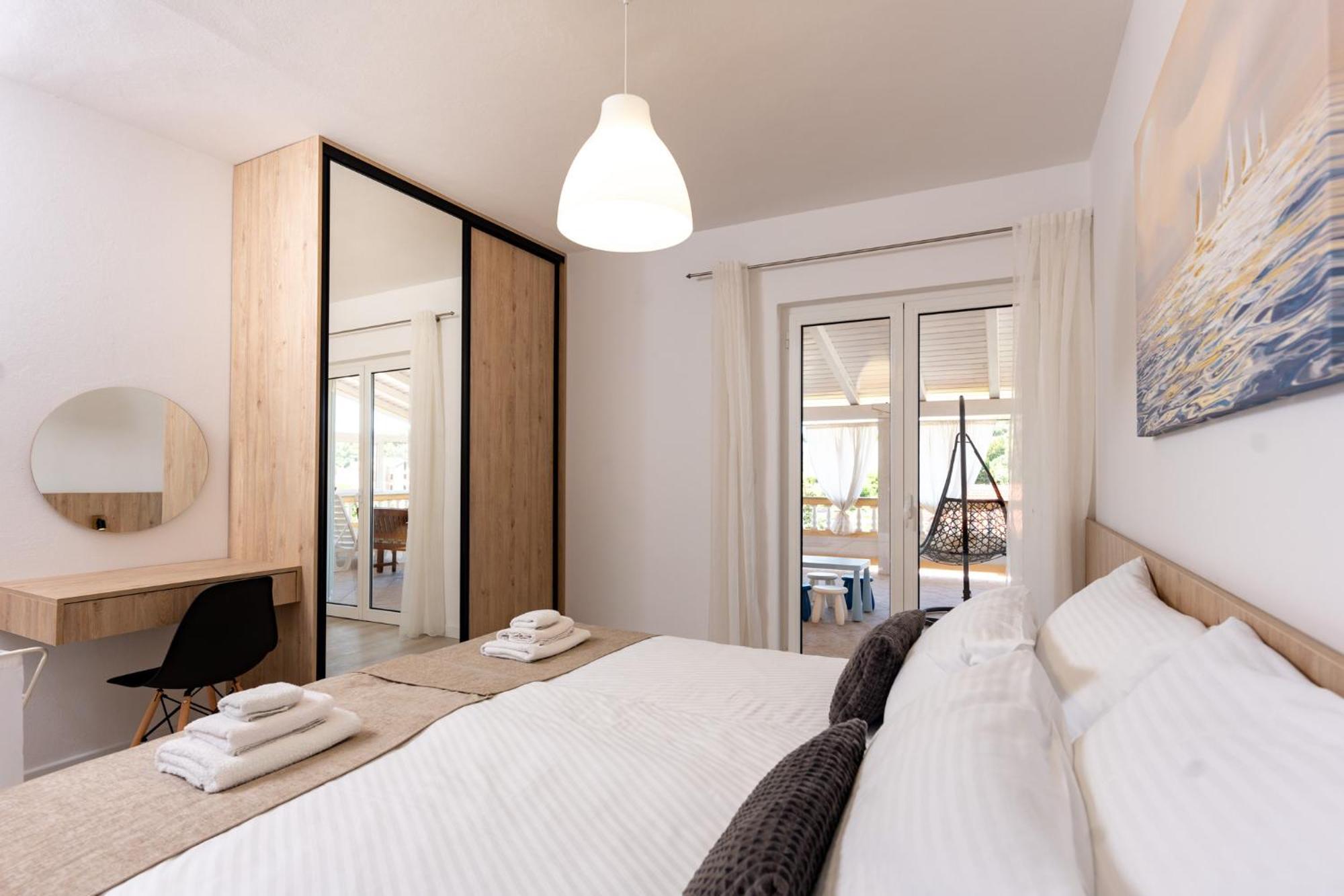 Foric Apartments With Outdoor Heated Pool 라브 외부 사진