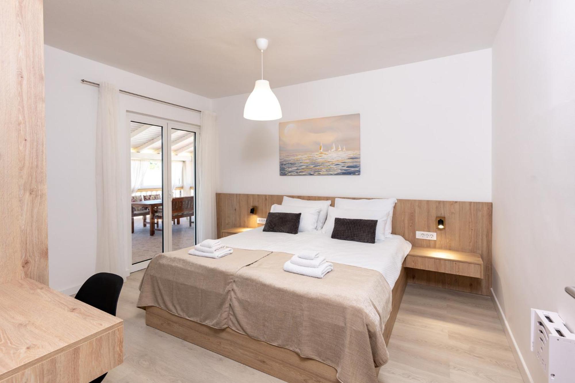 Foric Apartments With Outdoor Heated Pool 라브 외부 사진