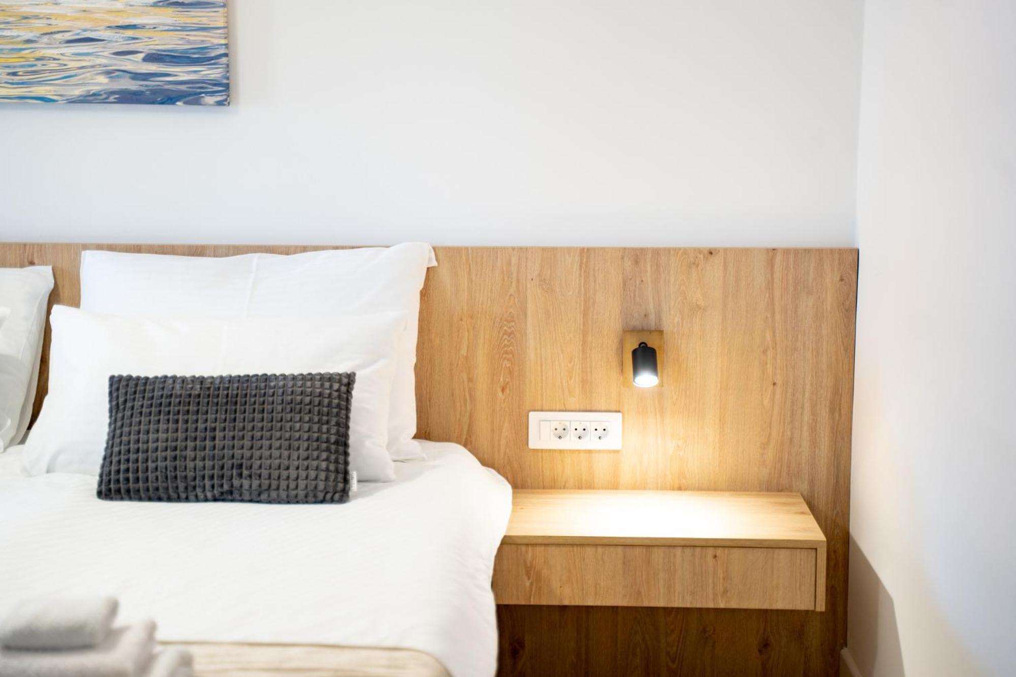 Foric Apartments With Outdoor Heated Pool 라브 외부 사진