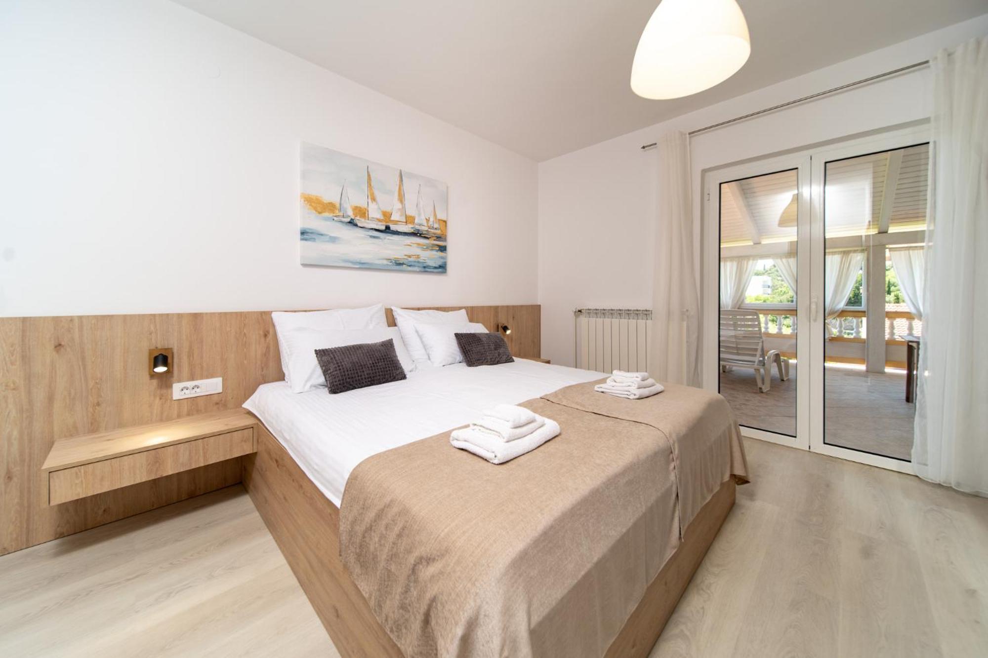 Foric Apartments With Outdoor Heated Pool 라브 외부 사진