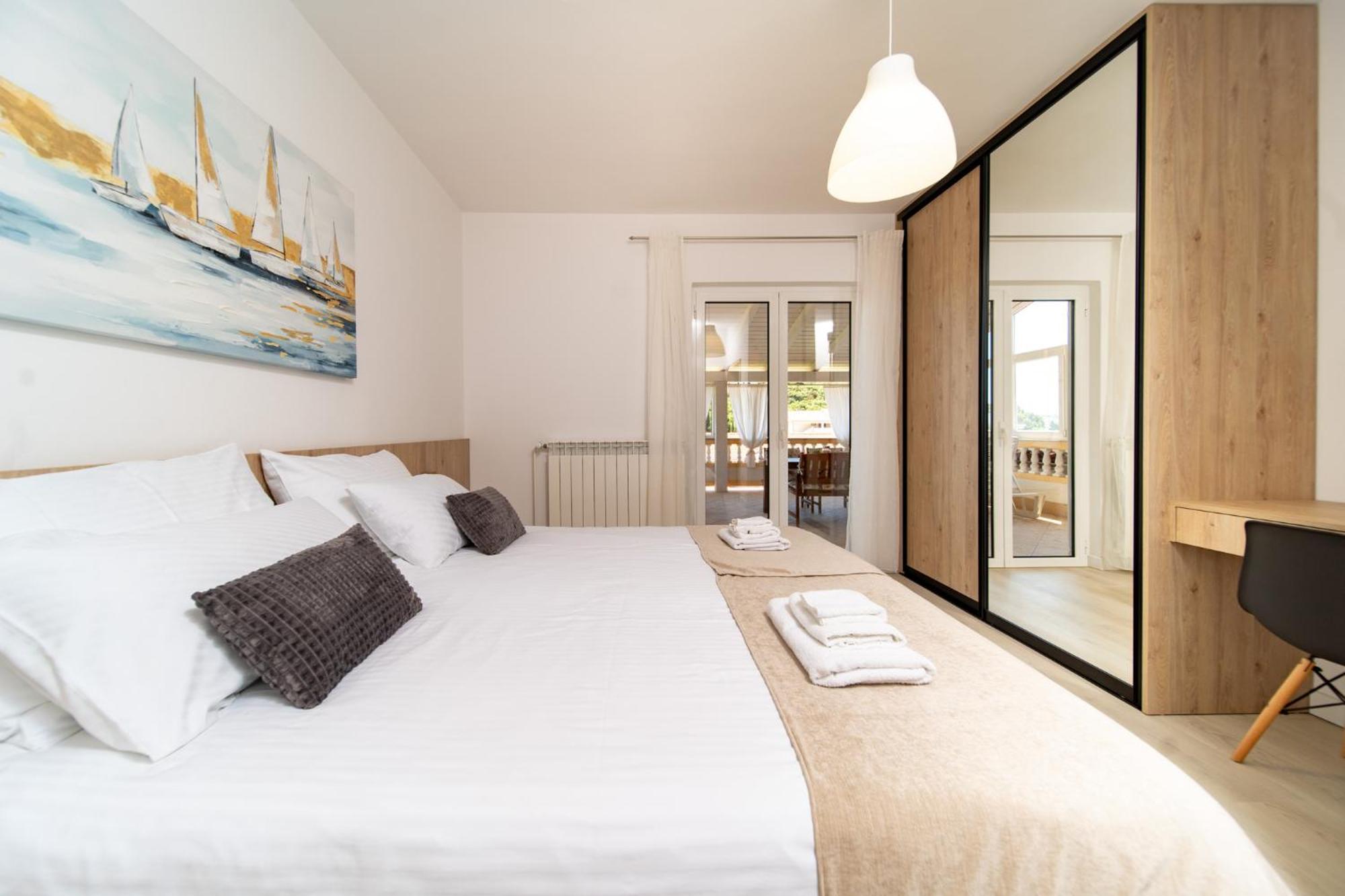 Foric Apartments With Outdoor Heated Pool 라브 외부 사진