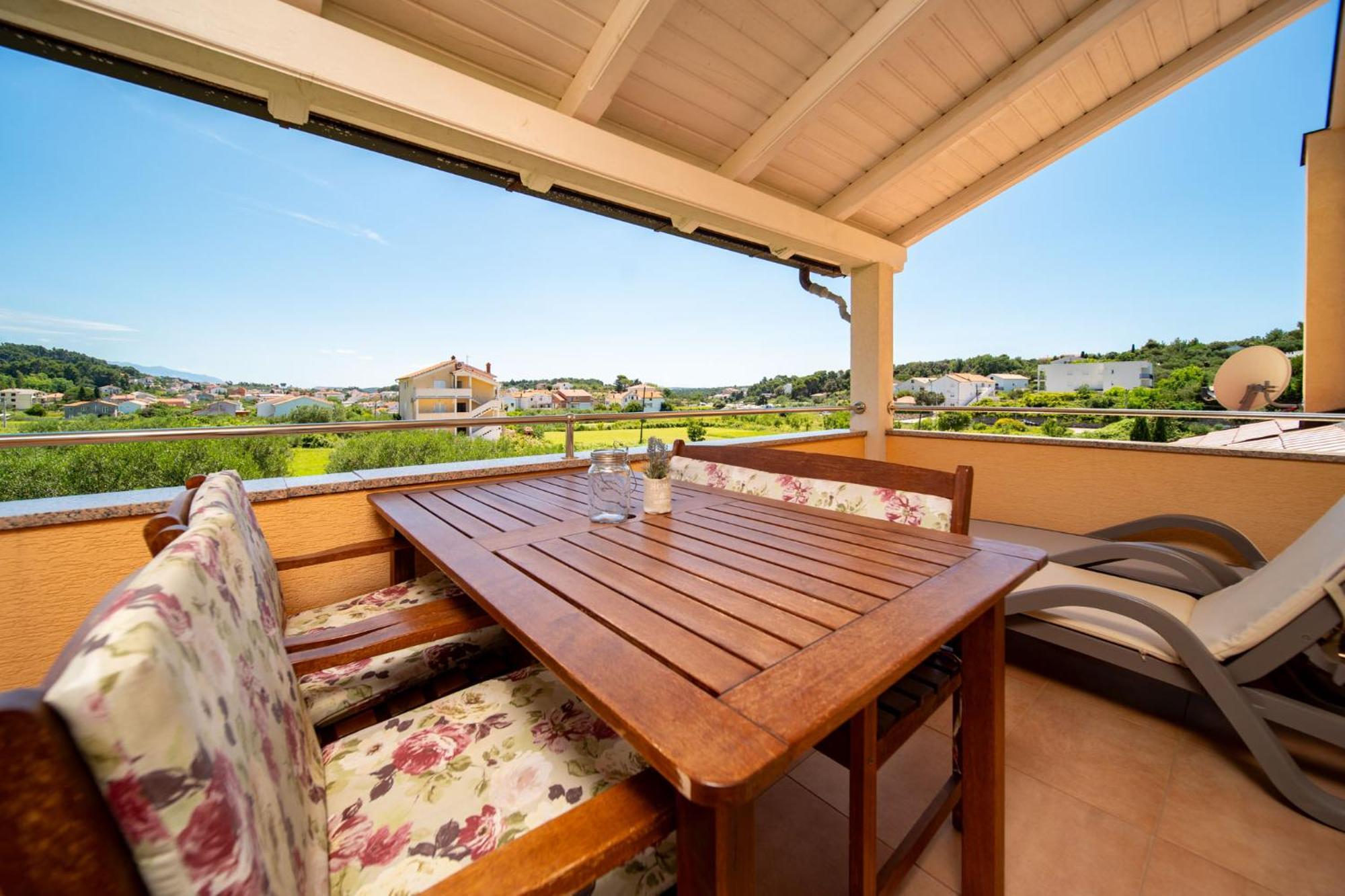 Foric Apartments With Outdoor Heated Pool 라브 외부 사진