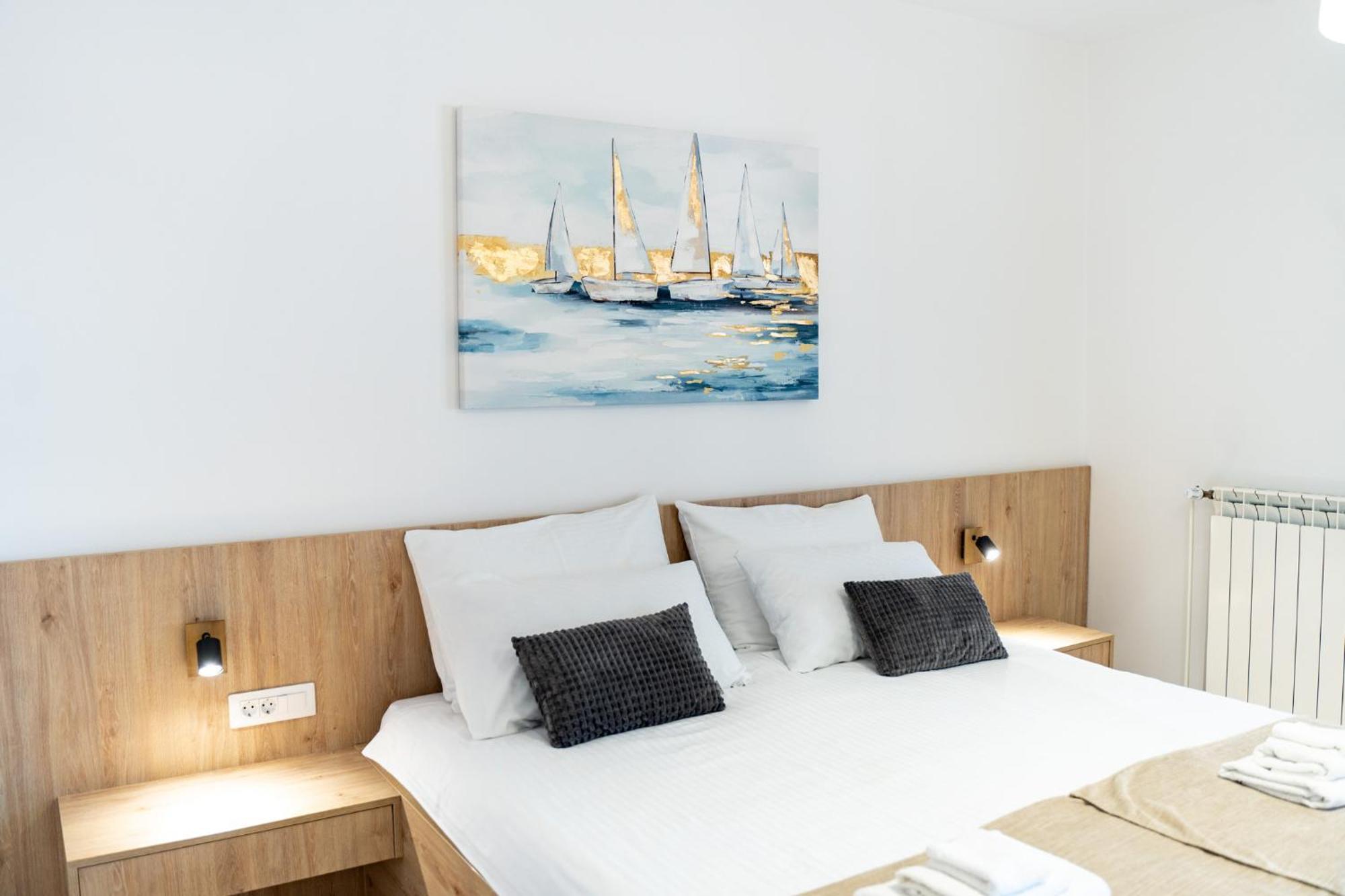 Foric Apartments With Outdoor Heated Pool 라브 외부 사진