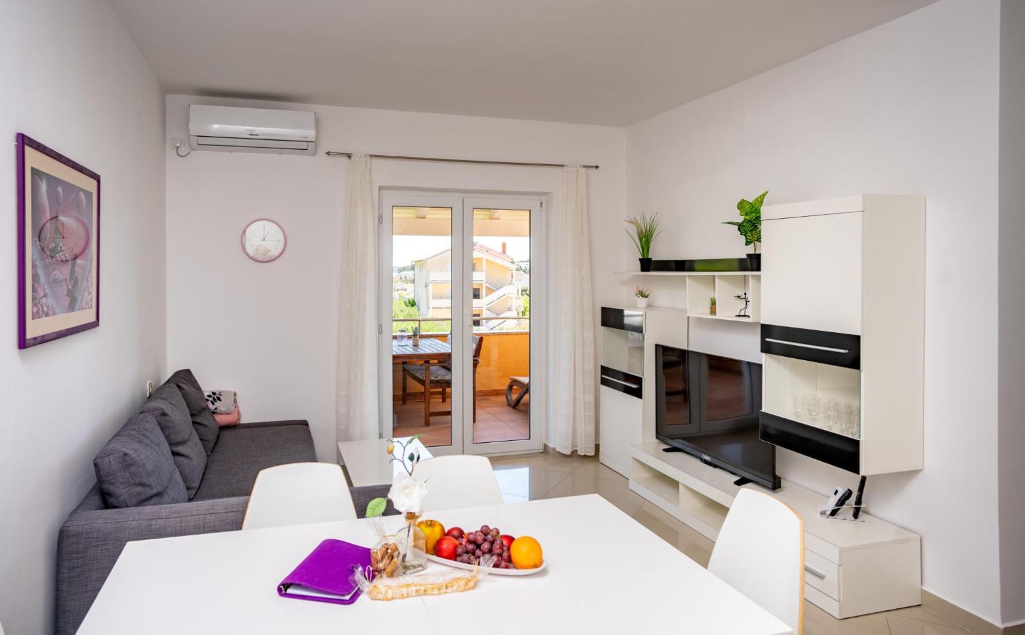 Foric Apartments With Outdoor Heated Pool 라브 외부 사진