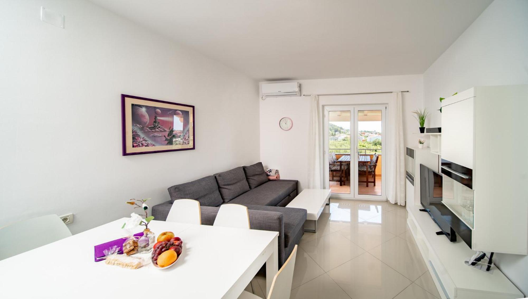 Foric Apartments With Outdoor Heated Pool 라브 외부 사진