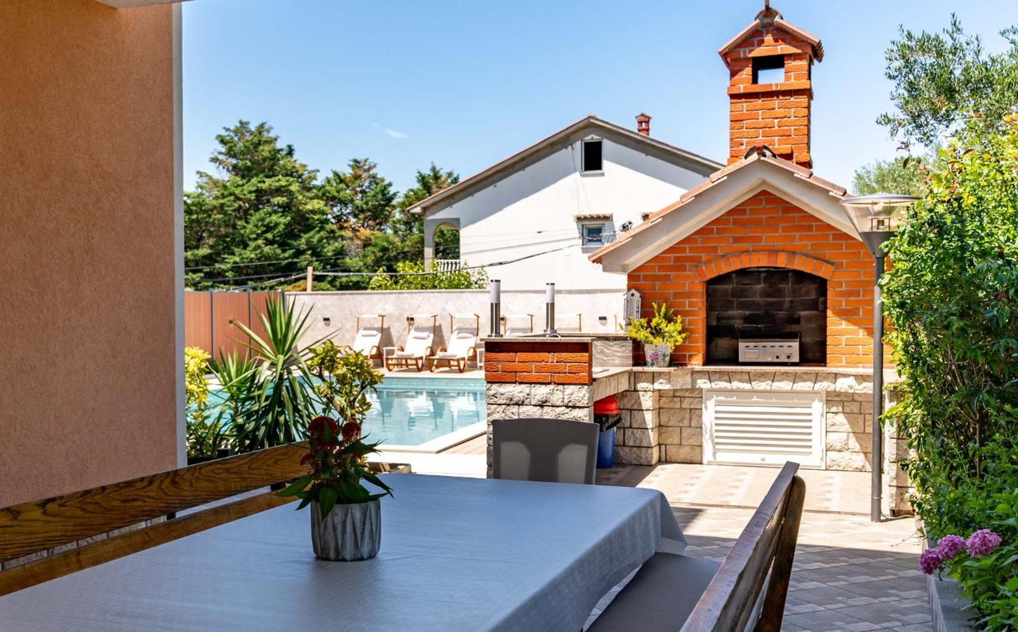 Foric Apartments With Outdoor Heated Pool 라브 외부 사진