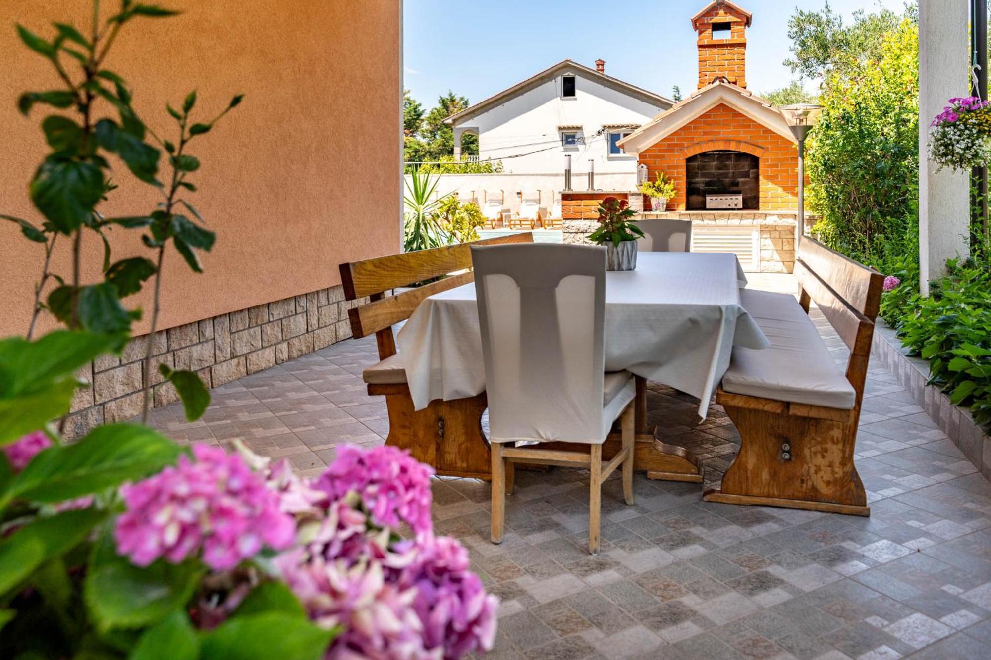 Foric Apartments With Outdoor Heated Pool 라브 외부 사진