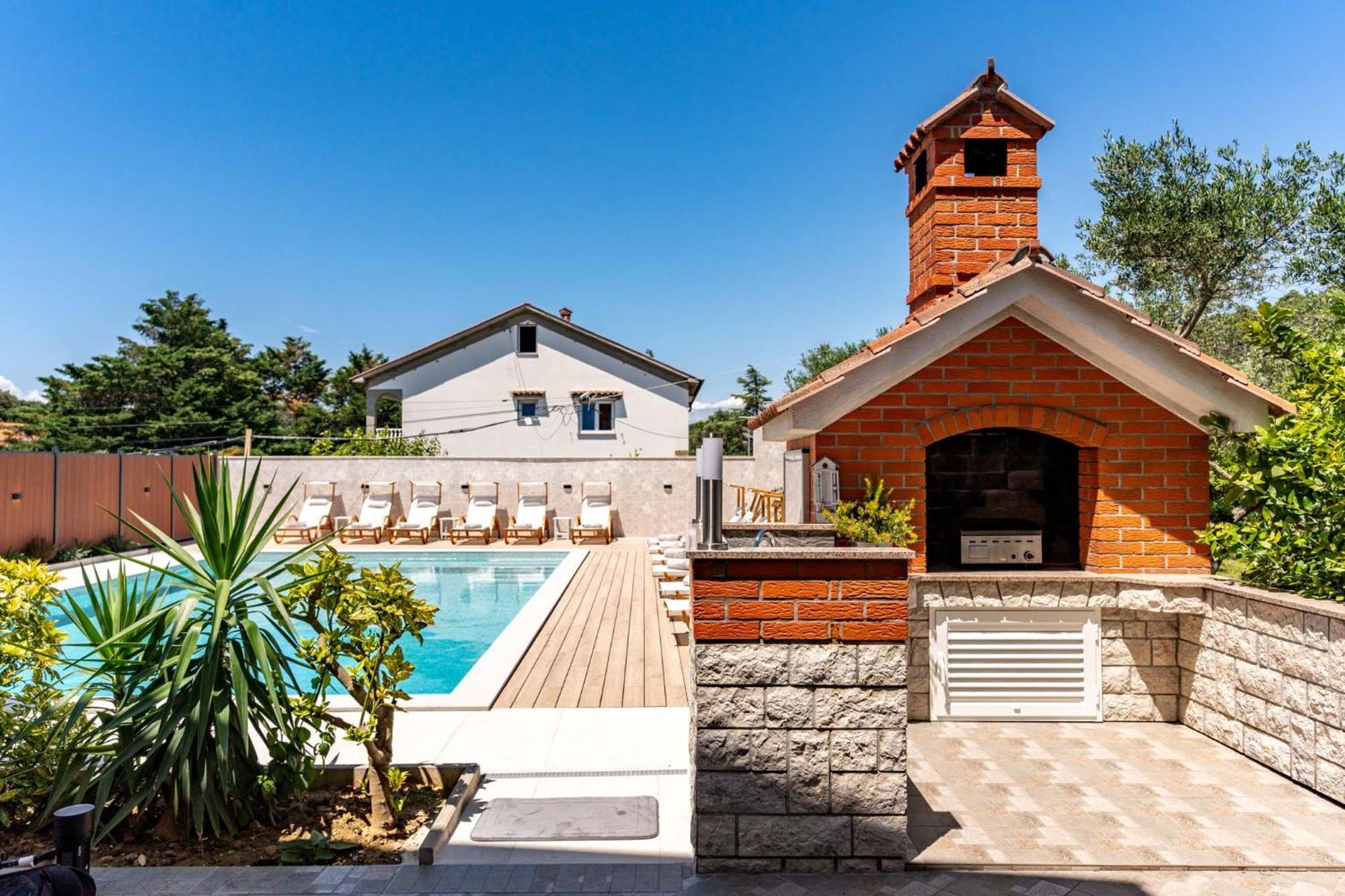 Foric Apartments With Outdoor Heated Pool 라브 외부 사진