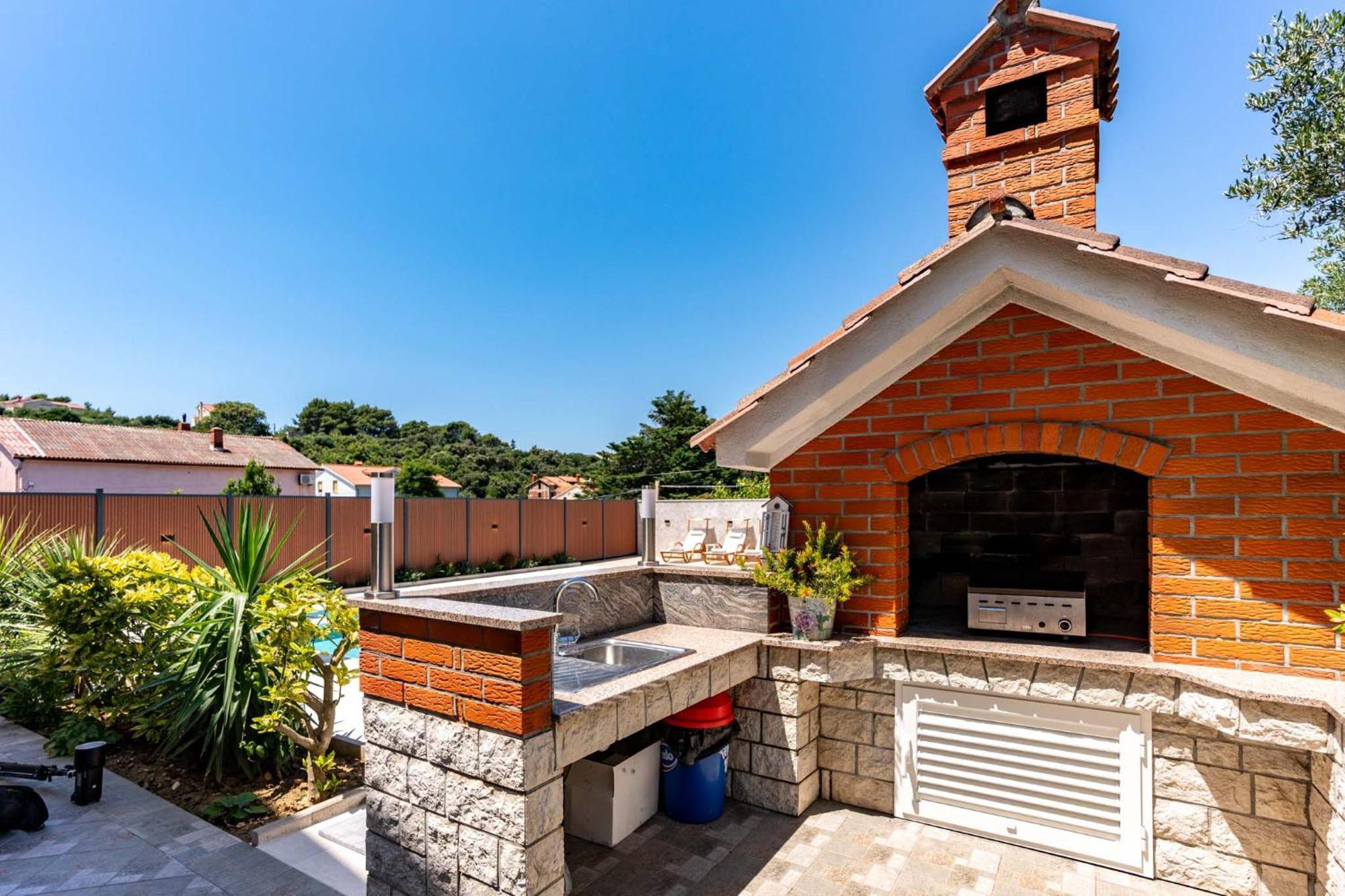 Foric Apartments With Outdoor Heated Pool 라브 외부 사진