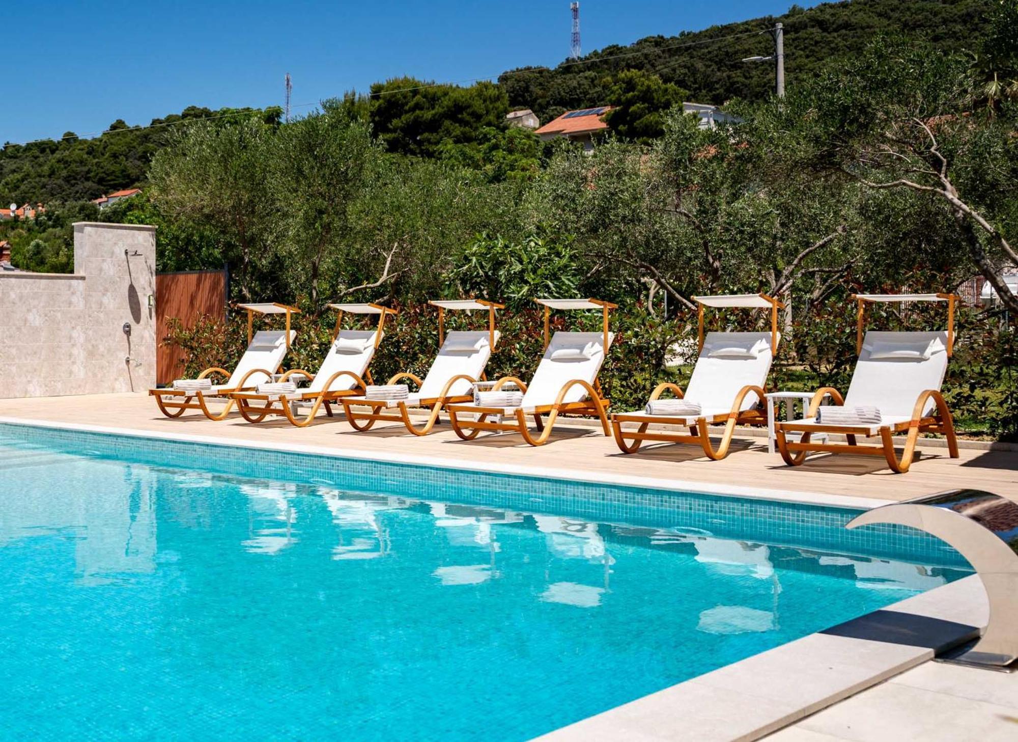 Foric Apartments With Outdoor Heated Pool 라브 외부 사진