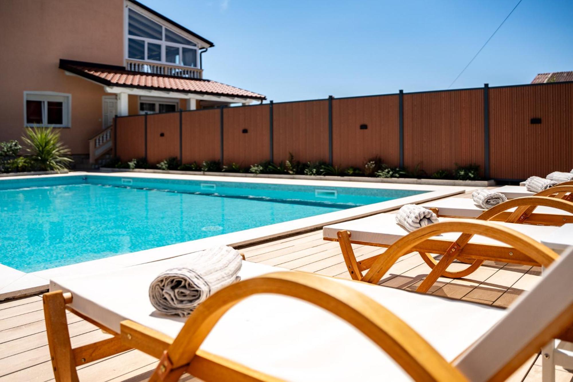 Foric Apartments With Outdoor Heated Pool 라브 외부 사진