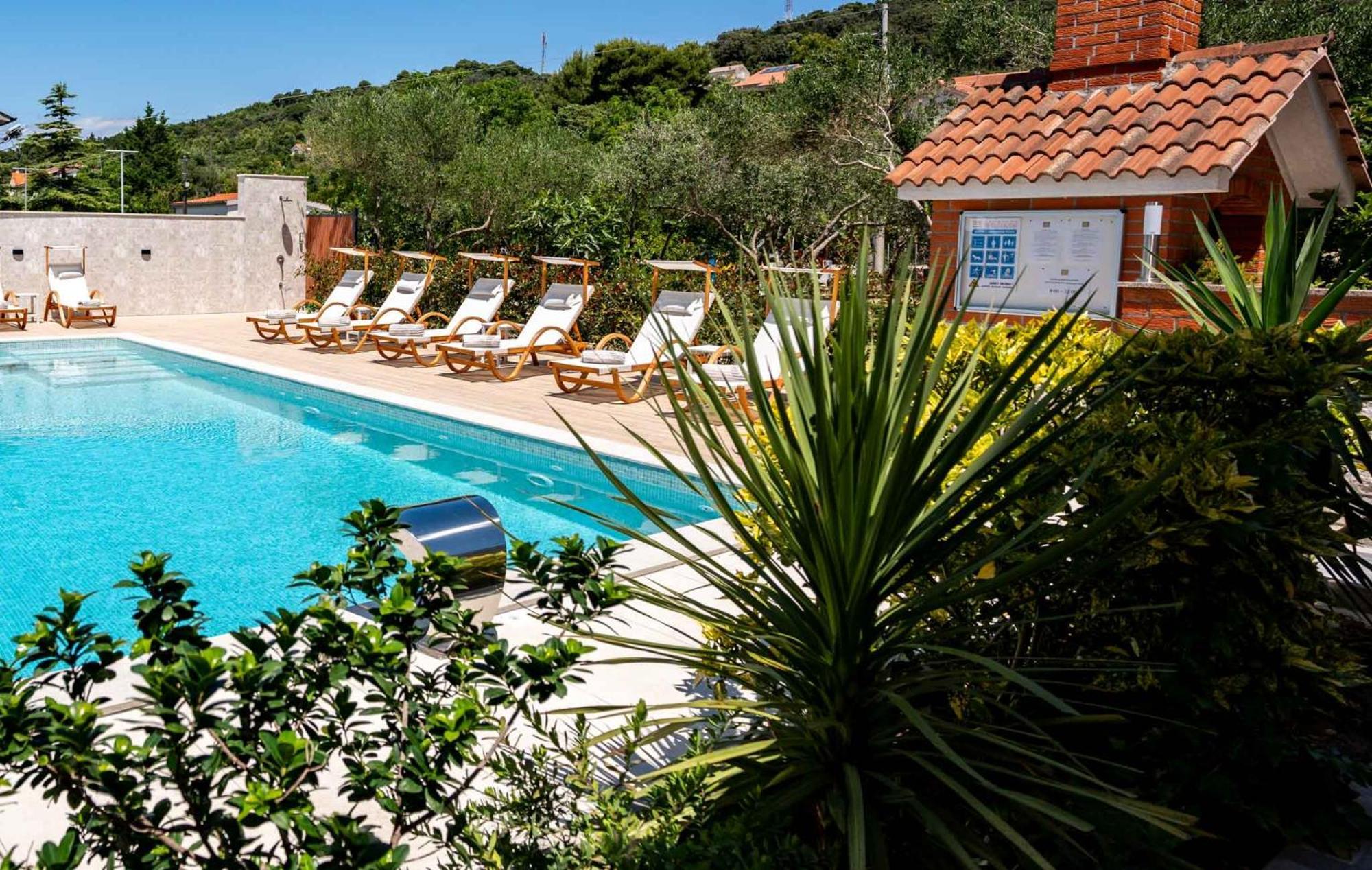 Foric Apartments With Outdoor Heated Pool 라브 외부 사진