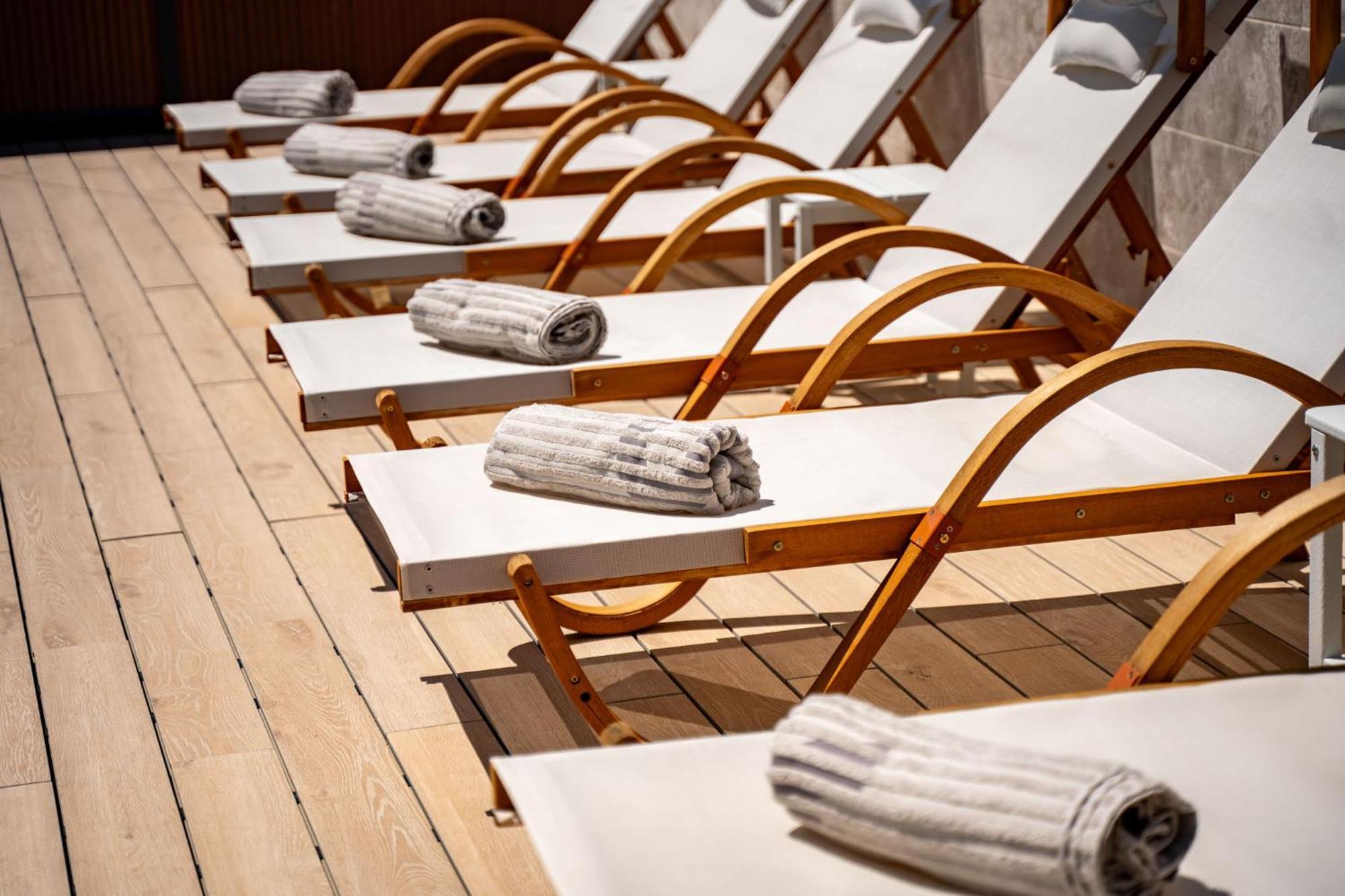 Foric Apartments With Outdoor Heated Pool 라브 외부 사진