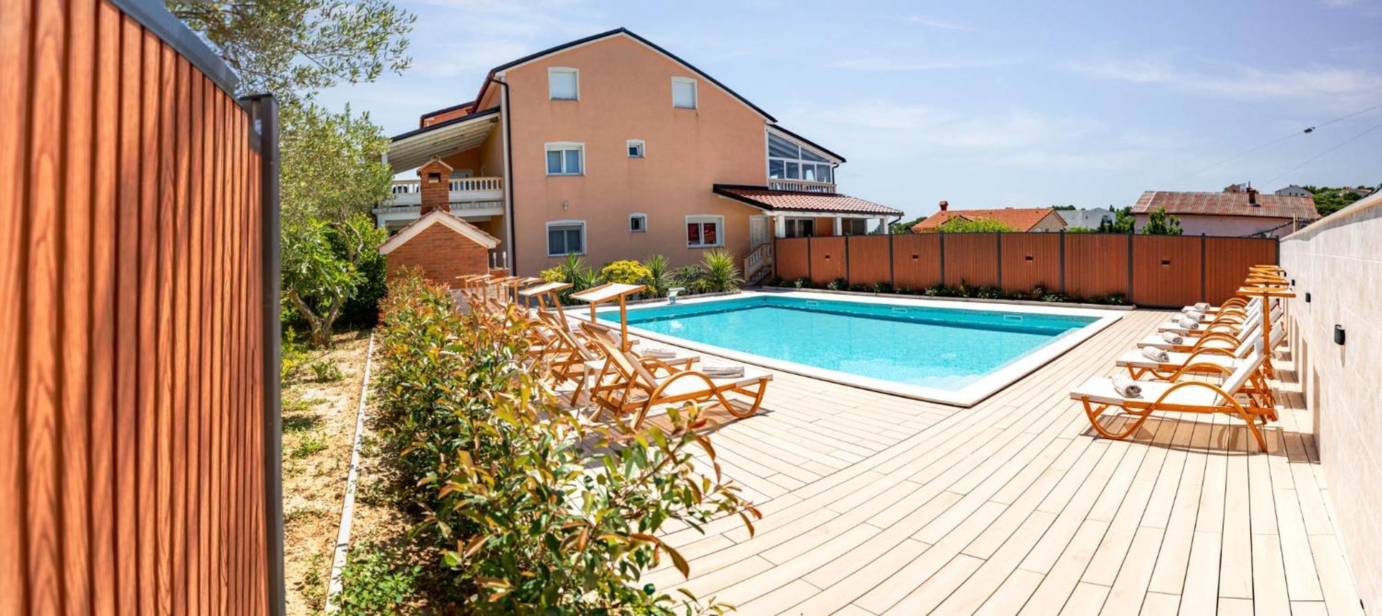 Foric Apartments With Outdoor Heated Pool 라브 외부 사진