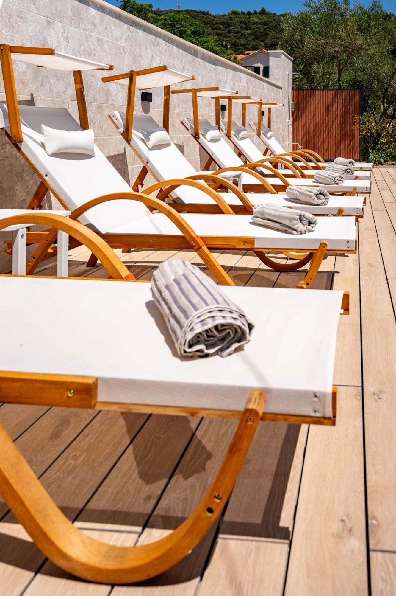 Foric Apartments With Outdoor Heated Pool 라브 외부 사진