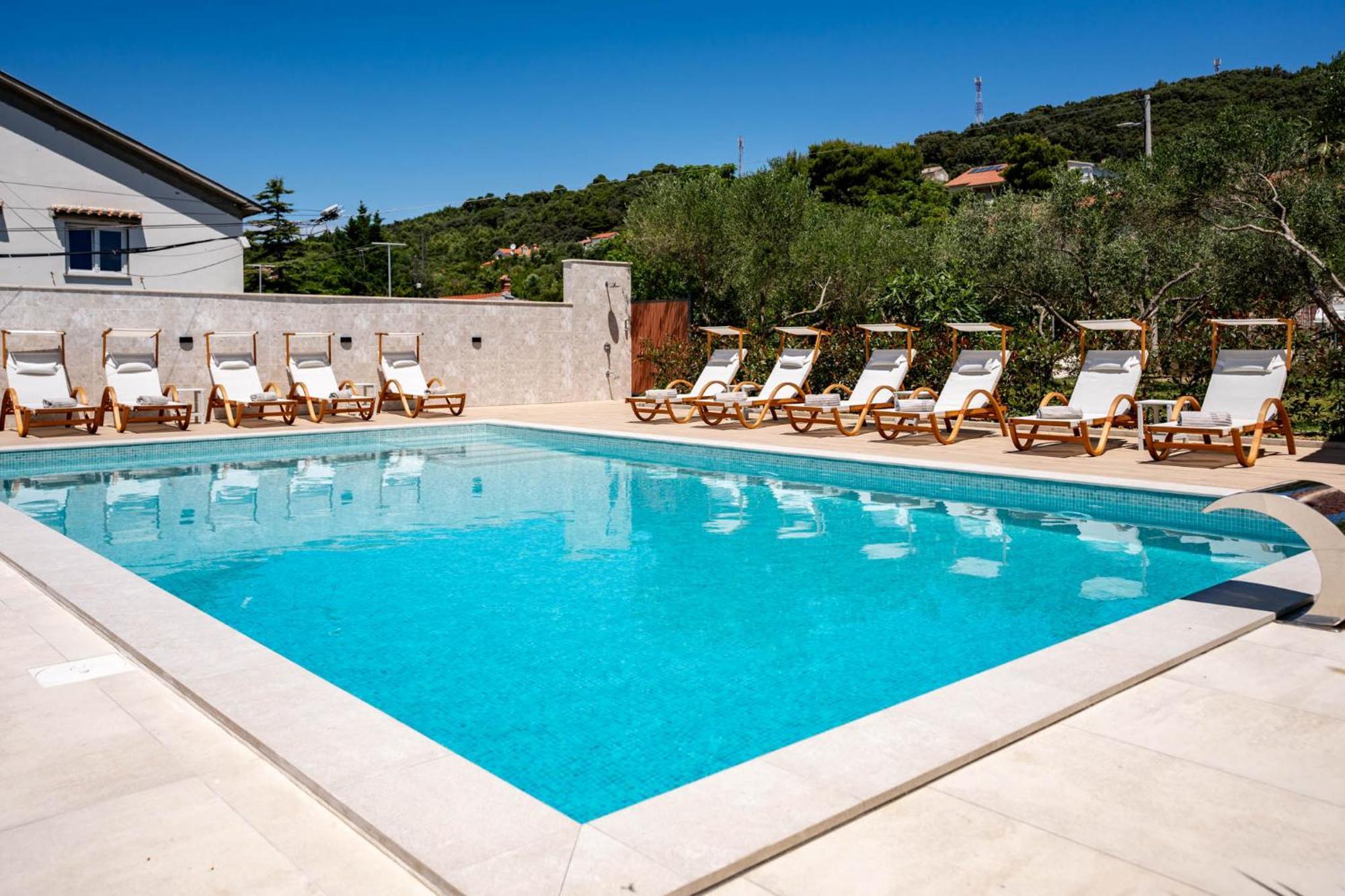 Foric Apartments With Outdoor Heated Pool 라브 외부 사진