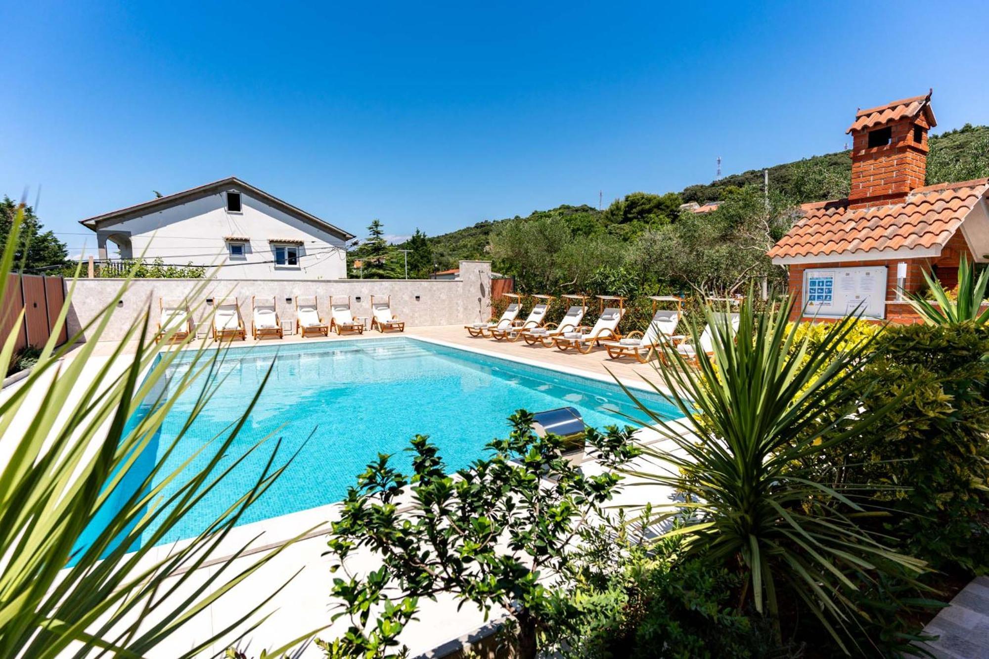 Foric Apartments With Outdoor Heated Pool 라브 외부 사진