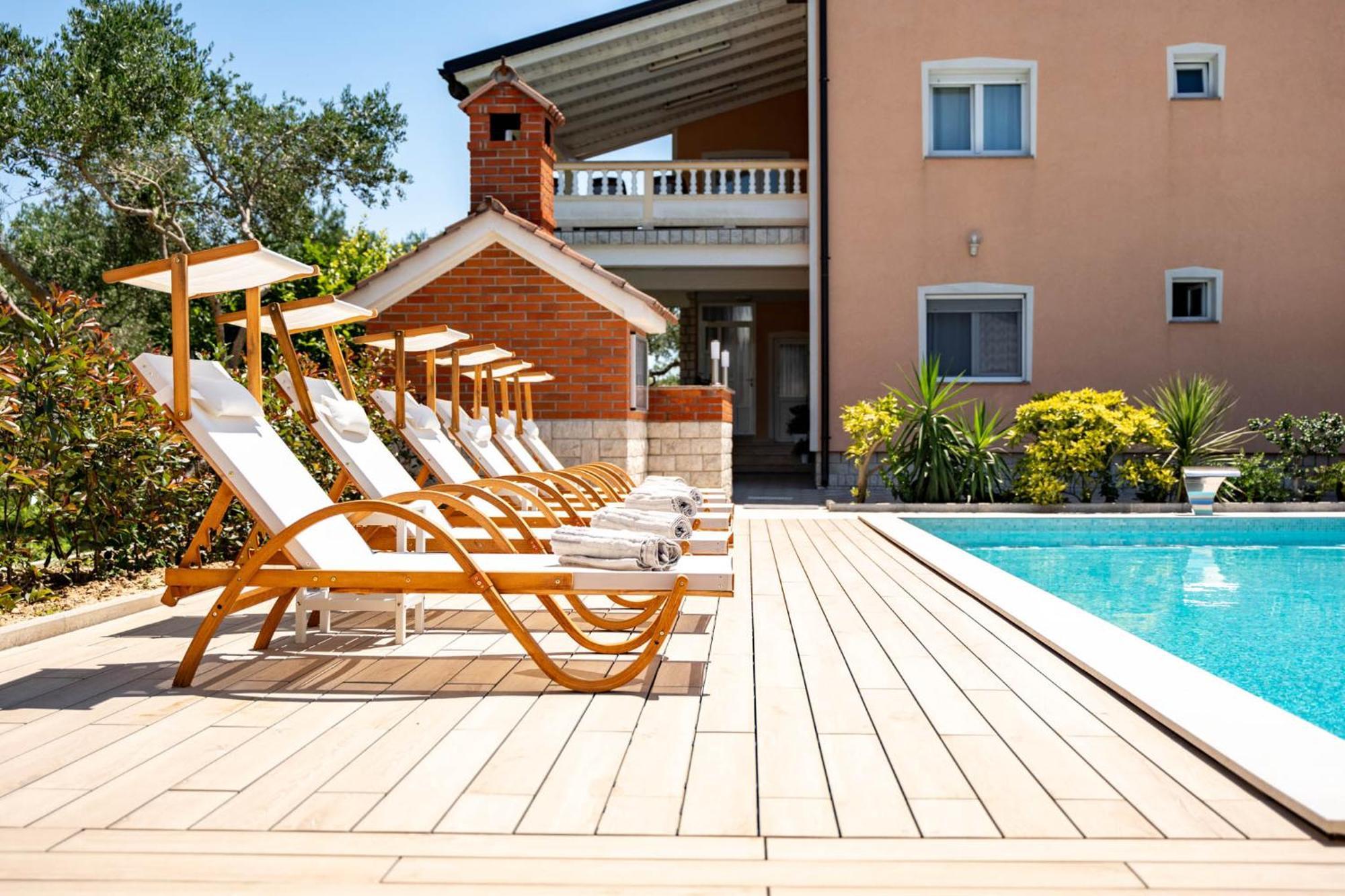 Foric Apartments With Outdoor Heated Pool 라브 외부 사진