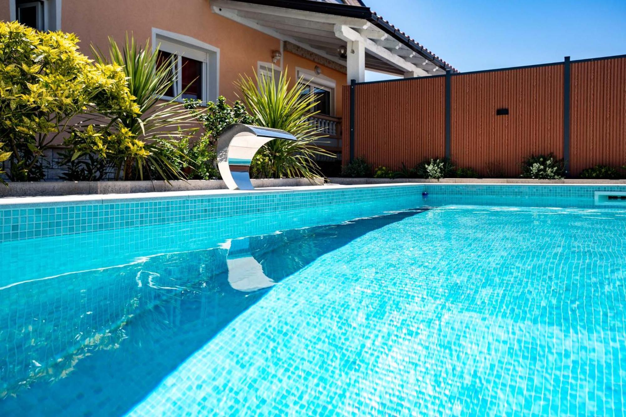 Foric Apartments With Outdoor Heated Pool 라브 외부 사진