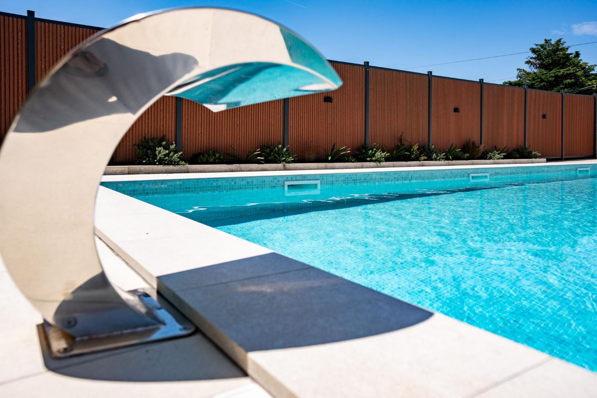 Foric Apartments With Outdoor Heated Pool 라브 외부 사진