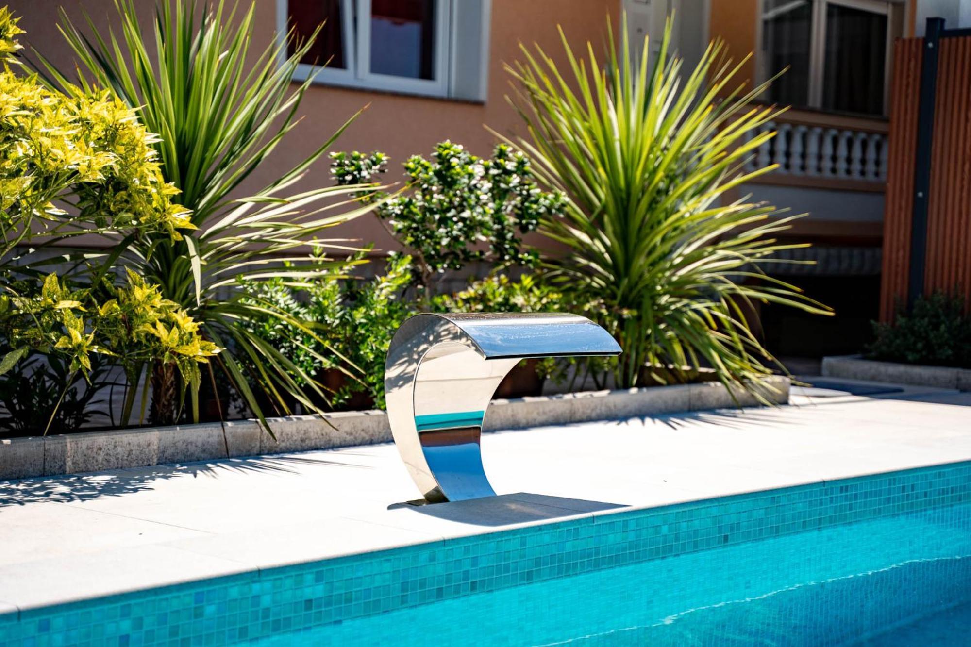 Foric Apartments With Outdoor Heated Pool 라브 외부 사진