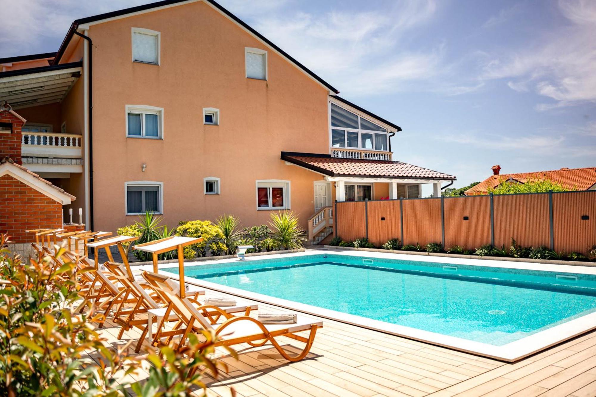 Foric Apartments With Outdoor Heated Pool 라브 외부 사진