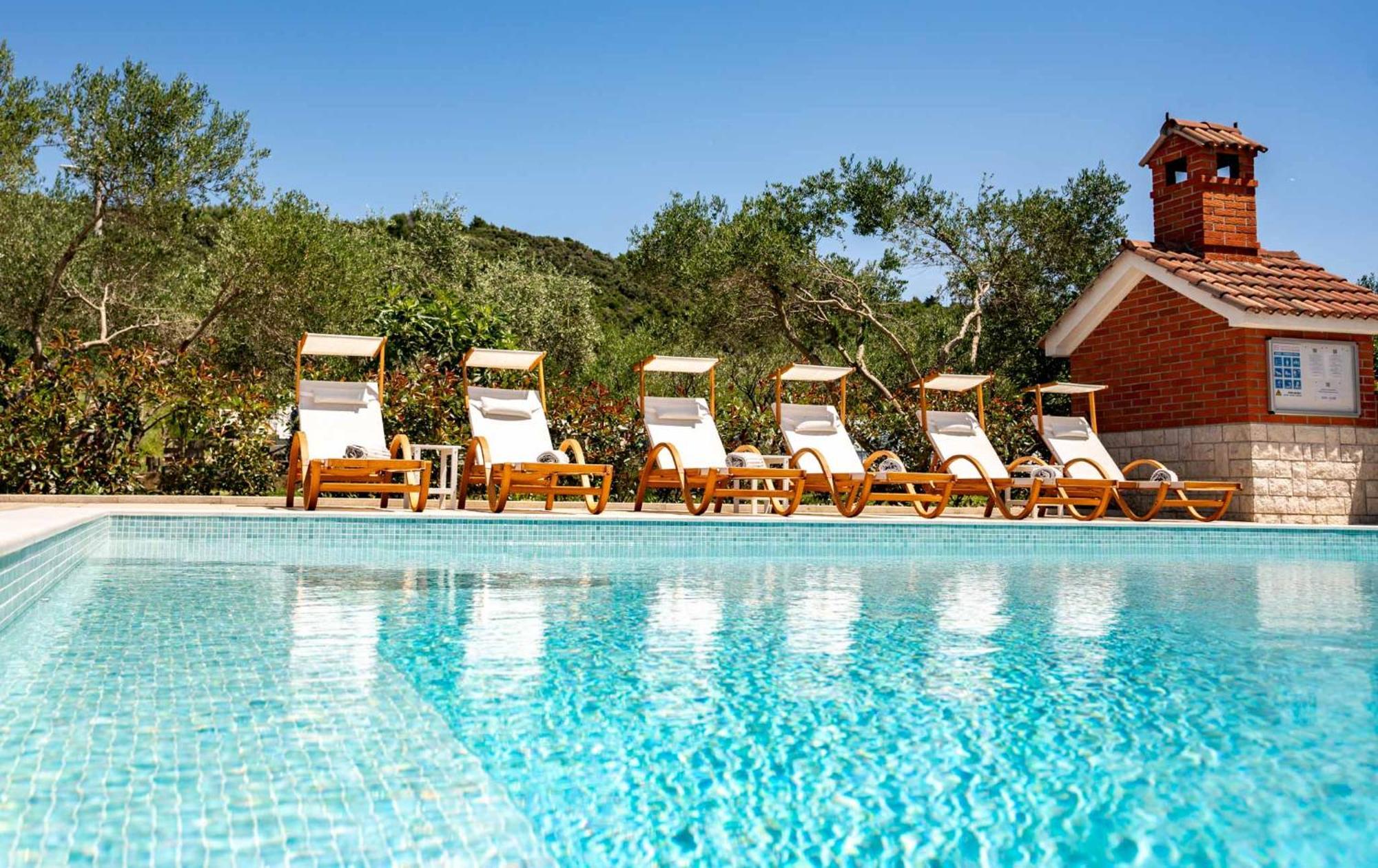 Foric Apartments With Outdoor Heated Pool 라브 외부 사진