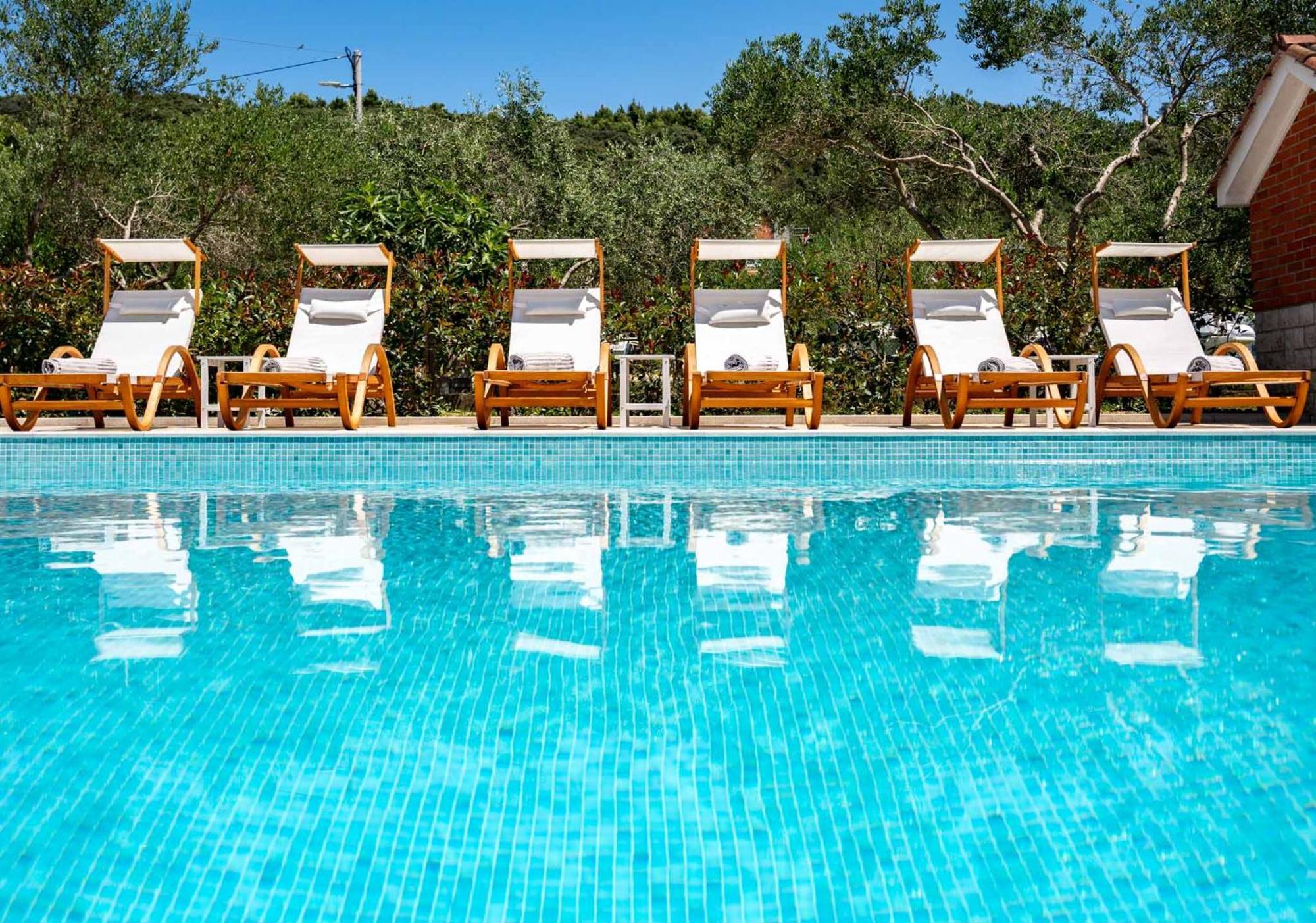 Foric Apartments With Outdoor Heated Pool 라브 외부 사진