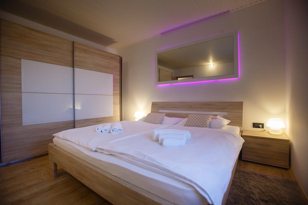 Foric Apartments With Outdoor Heated Pool 라브 외부 사진