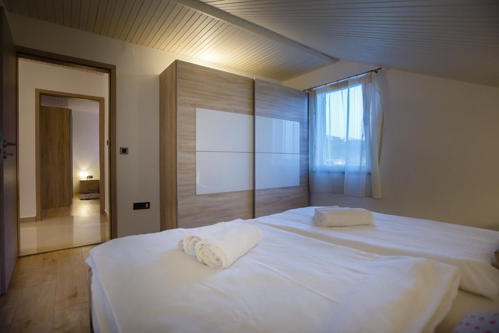 Foric Apartments With Outdoor Heated Pool 라브 외부 사진