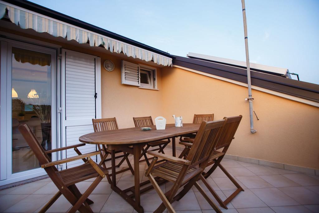 Foric Apartments With Outdoor Heated Pool 라브 외부 사진