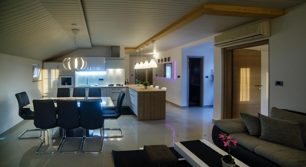 Foric Apartments With Outdoor Heated Pool 라브 외부 사진