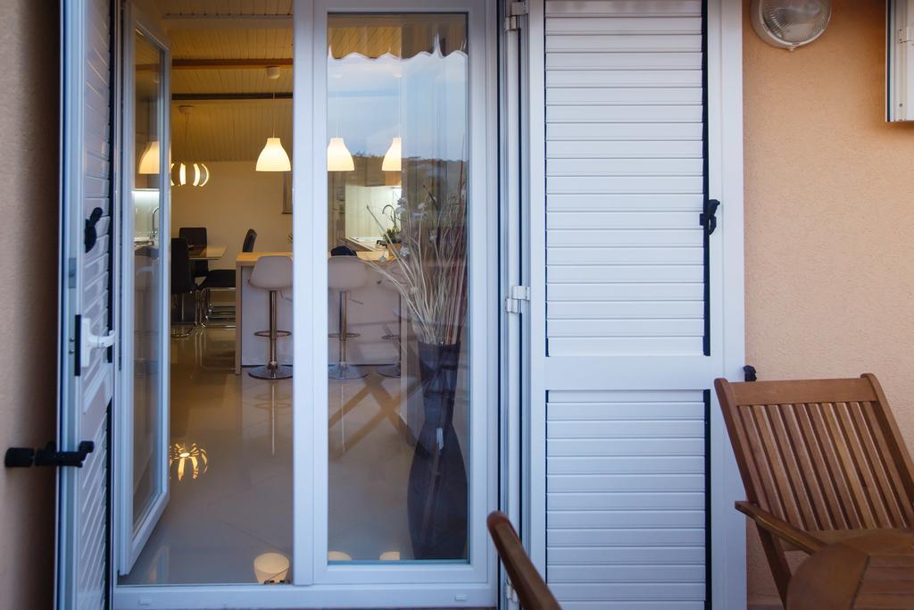 Foric Apartments With Outdoor Heated Pool 라브 외부 사진