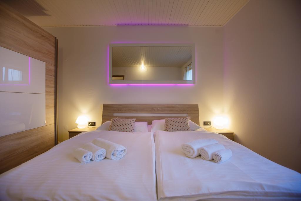 Foric Apartments With Outdoor Heated Pool 라브 외부 사진