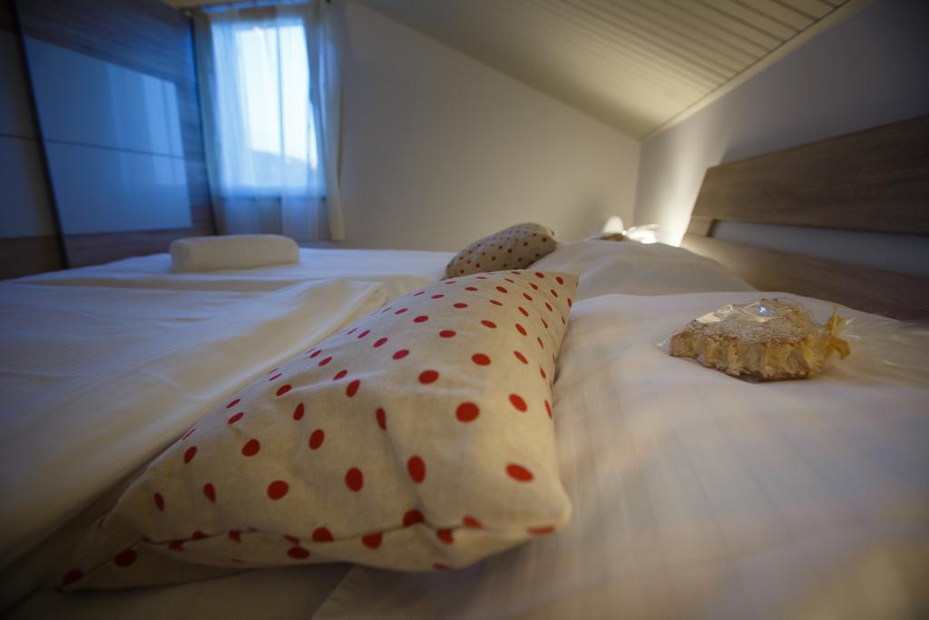 Foric Apartments With Outdoor Heated Pool 라브 외부 사진
