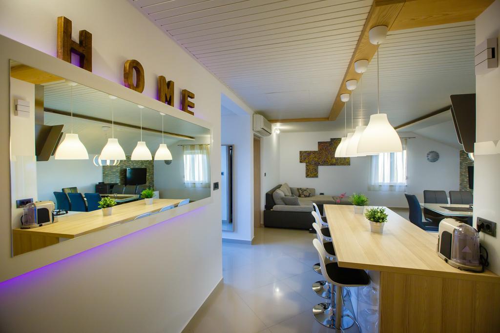 Foric Apartments With Outdoor Heated Pool 라브 외부 사진