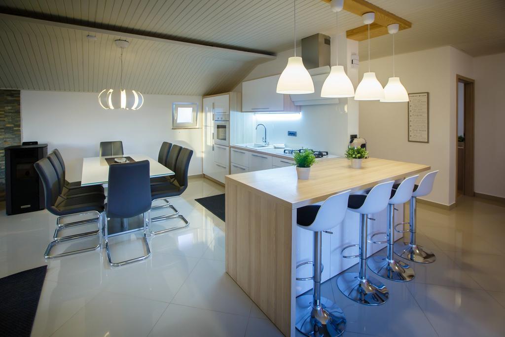 Foric Apartments With Outdoor Heated Pool 라브 외부 사진