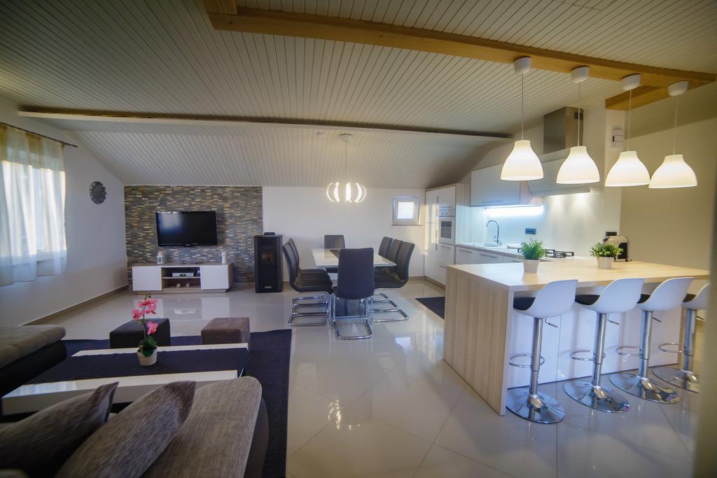Foric Apartments With Outdoor Heated Pool 라브 외부 사진