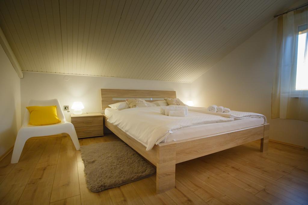 Foric Apartments With Outdoor Heated Pool 라브 외부 사진
